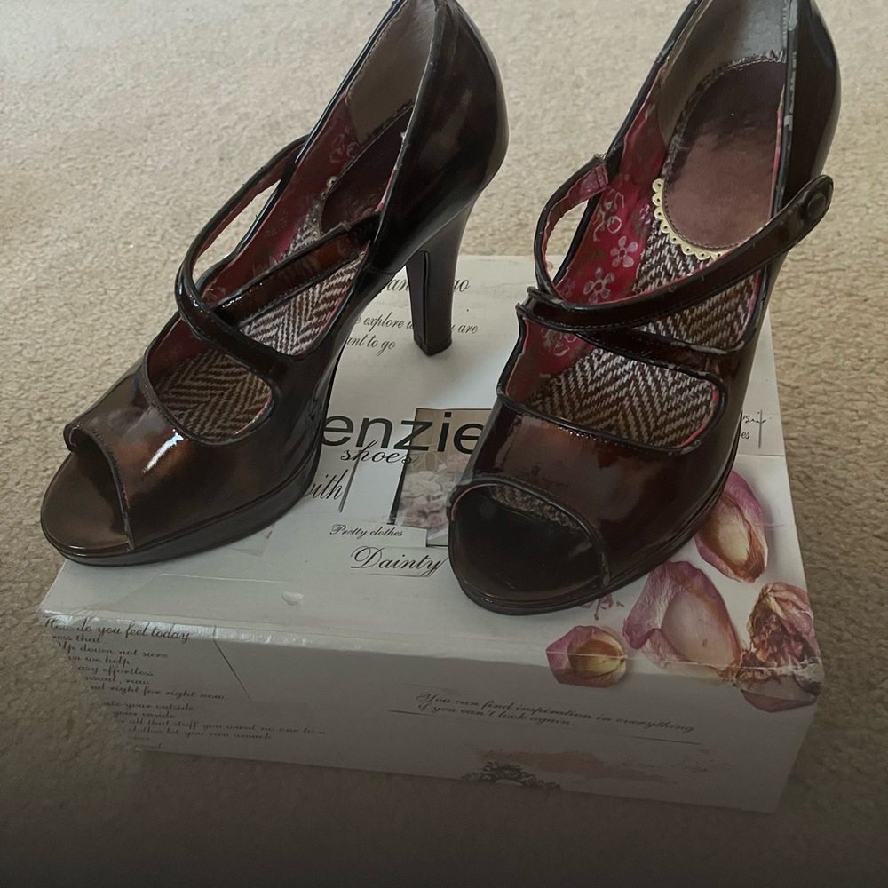 Kenzie Women shoes in great condition, only work twice.